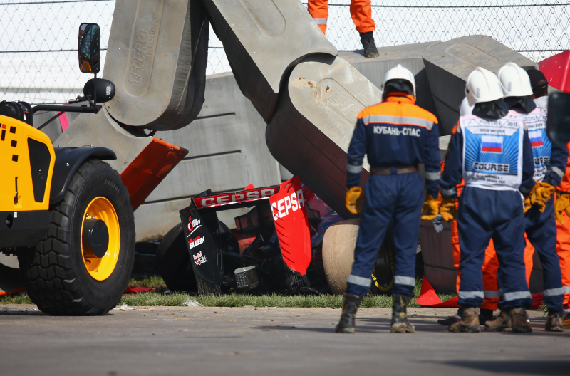 Illustration for article titled Carlos Sainz Jr. Miraculously OK To Race After Horrifying F1 Crash Under Barrier